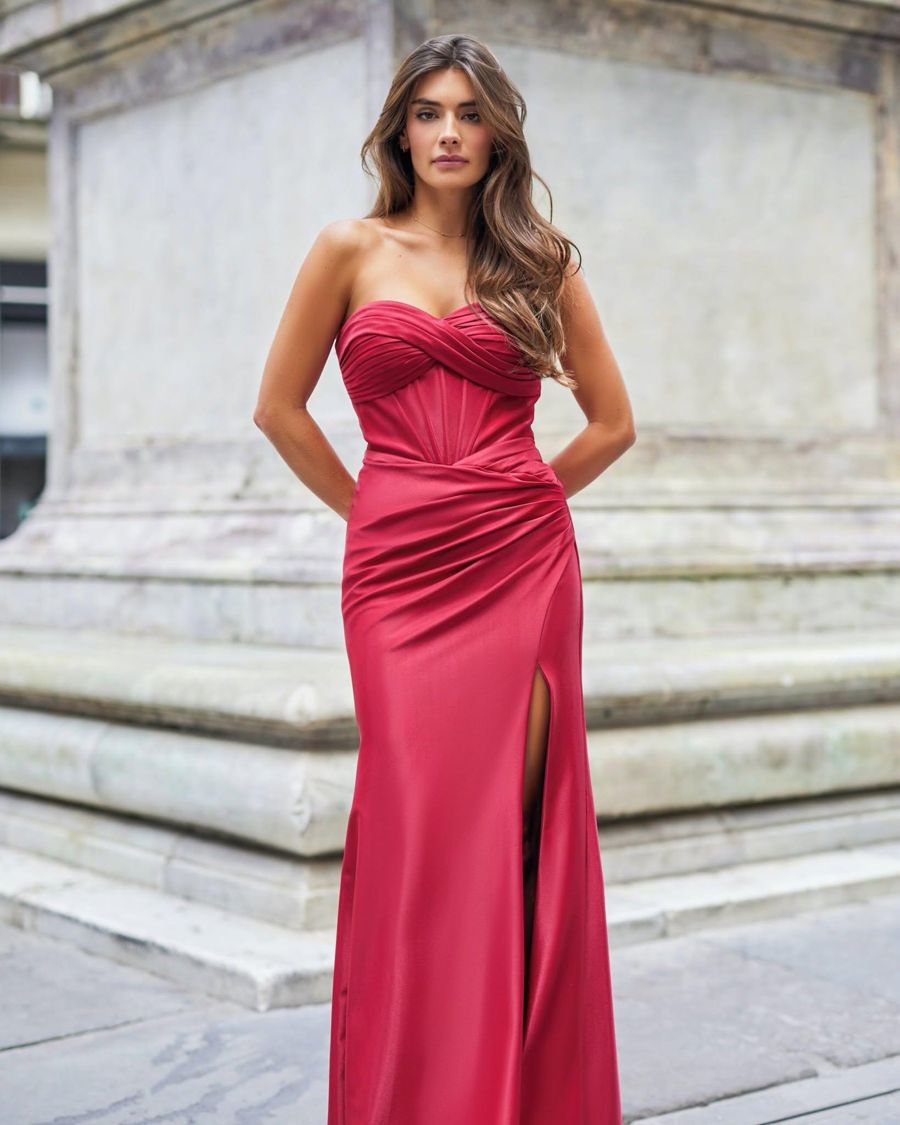 Vestido de ceremonia en rojo frambuesa
